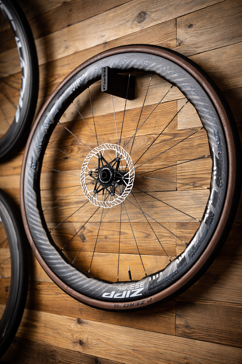 Uchwyt ścienny na koła rowerowe